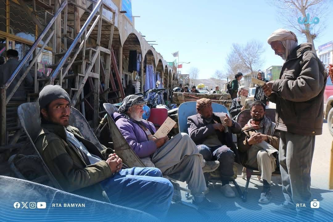 طالبان پیام رهبر خود را با شعار فقیر شدن مردم 'تبلیغات استخباراتی' است، توزیع کردند