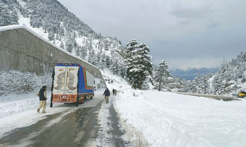 د پښتونخوا په خیبر ولسوالۍ کې د یوې ټرافیکي پېښې له امله دوه کسه مړه او درې نور ټپیان شوي