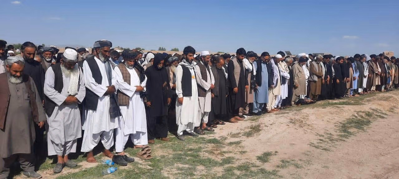 نمازگزاران شیعه و سنی بر جنازه قربانیان هرات به طور مشترک نماز خواندند