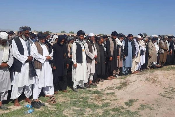 نمازگزاران شیعه و سنی بر جنازه قربانیان هرات به طور مشترک نماز خواندند