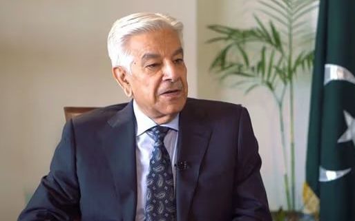 خواجه اصف: طالبان چې د هر چا سره سوداګري کوي خو موږ دې نور پرېږدي