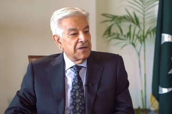 خواجه اصف: طالبان چې د هر چا سره سوداګري کوي خو موږ دې نور پرېږدي