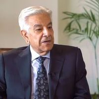 خواجه اصف: طالبان چې د هر چا سره سوداګري کوي خو موږ دې نور پرېږدي