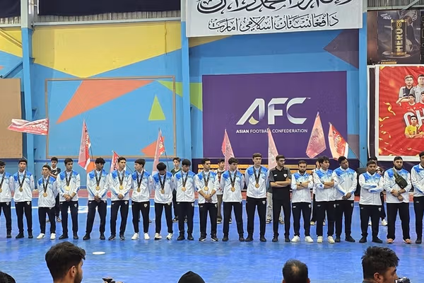 د اسیام جام تر ګټلو وروسته؛ د افغانستان د فوټسال ۱۷ کلنه لوبډله کابل ته رسېدلې