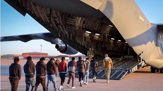 هواپیماهای نظامی امریکا مهاجران 'غیرقانونی' را به گواتمالا منتقل کردند 