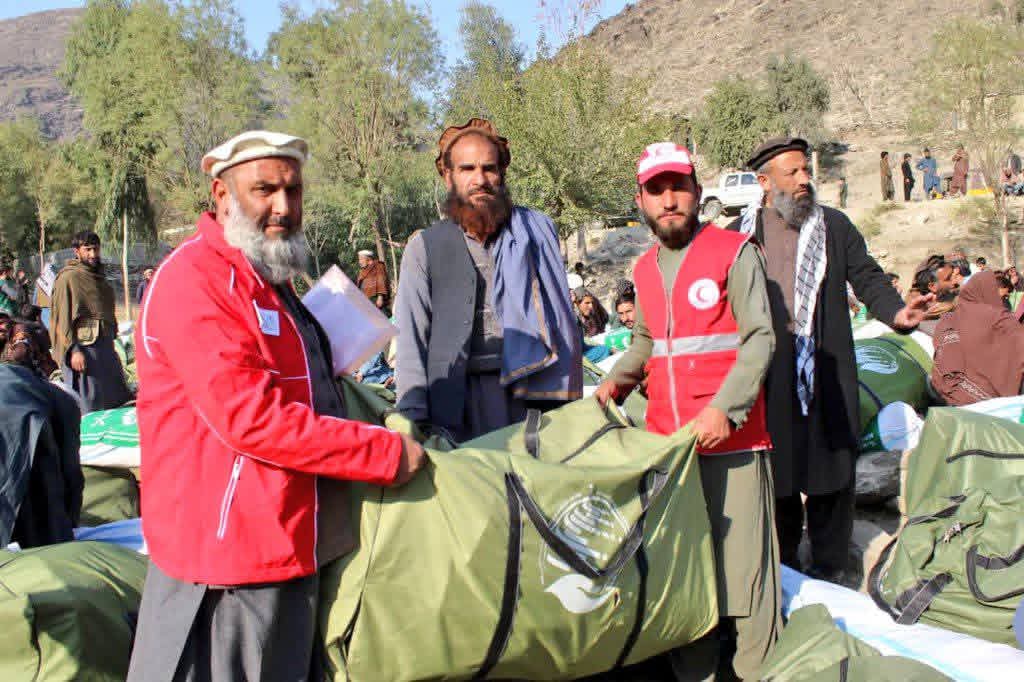 په کونړ کې له ۶۵۰ زلزله ځپلو کورنیو سره د لنډمهالې سرپناه او غیر خوراکي توکو مرسته وشوه