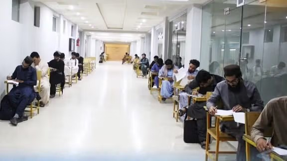 زعيم طالبان يأمر بتشكيل وحدة من 8 آلاف عنصر لتأمين الحدود مع باكستان