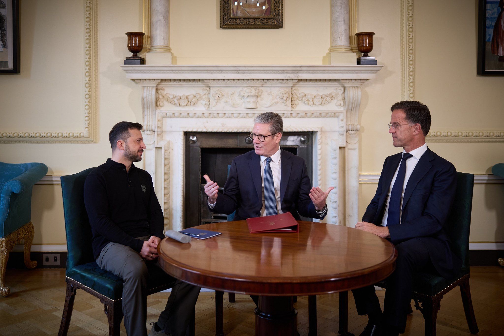 زېلېنسکي د ناټو له عمومي منشي او سټارمر سره په لیدنه کې په جګړ کې د ګټلو پلان وړاندې کړ