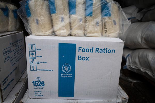 د منځني ختیځ کړکېچ؛ د ایران لارې بندېدو سره افغانستان ته د خوړو ۴۰۰ ټنه مرستې ځنډېدلې دي