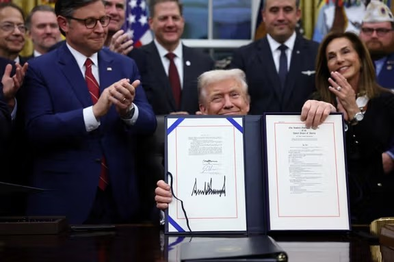 ټرمپ د فدرالي حکومت د بیا پرانیستلو طرحه لاسلیک کړه