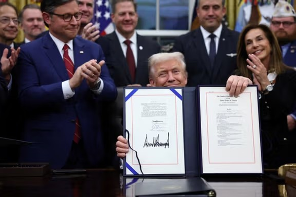 ټرمپ د فدرالي حکومت د بیا پرانیستلو طرحه لاسلیک کړه