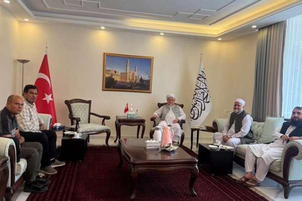 په ترکیه کې مېشتو افغانانو له زلزلهځپلو سره خپلې مرستې د طالبانو سفارت ته وسپارلې