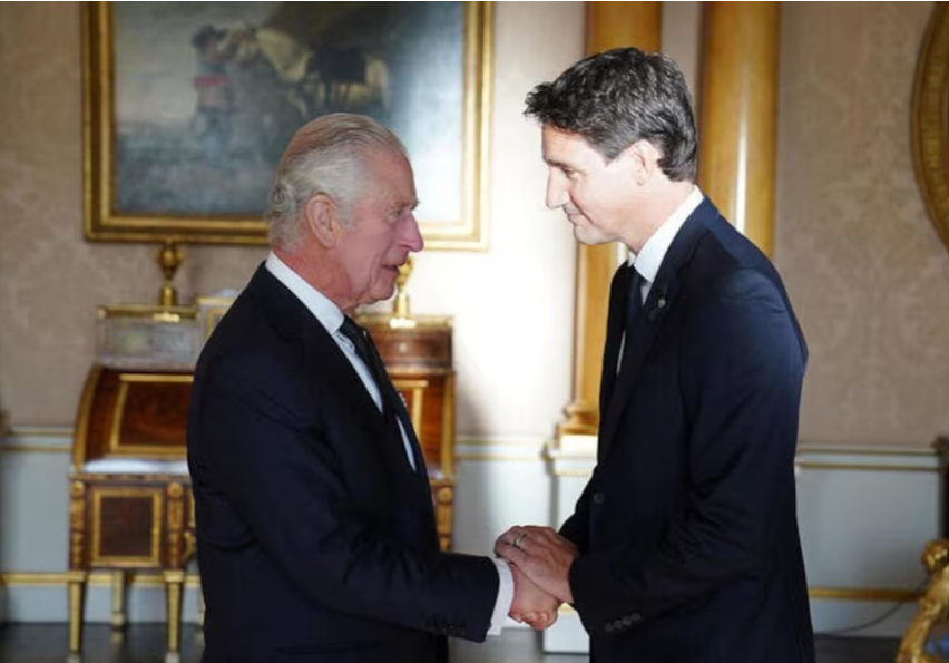 جاستین ترودو می‌گوید در مورد حفاظت از استقلال کانادا با پادشاه بریتانیا گفت‌وگو می‌کند