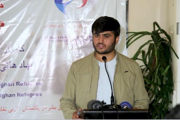 سرچینې: پاکستاني پولیسو د بشري حقونو فعال نقیب الله اخګر له خپلې کورنۍ سره نیولی