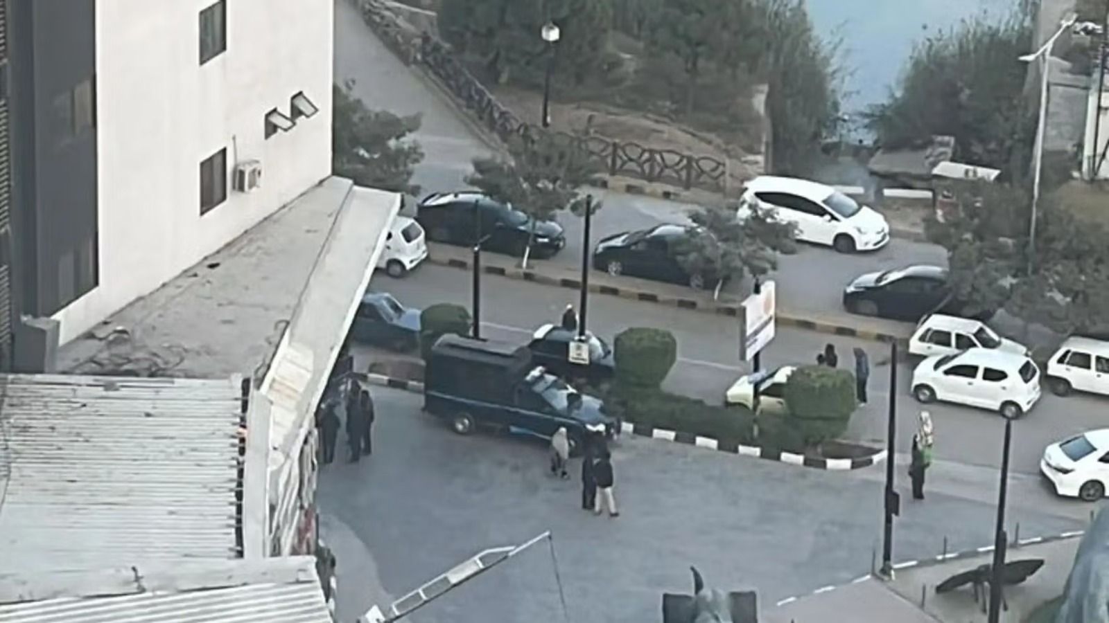 پولیس پاکستان با یورش به خانه‌های مهاجران افغان 'اینبار زنان و کودکان را نیز بازداشت کرد'