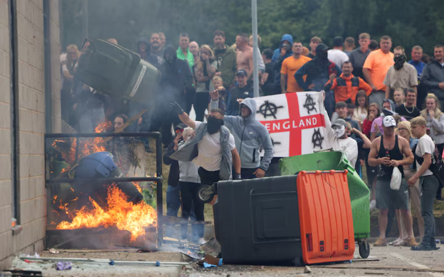 پاکستان مردی را به اتهام نشر اخبار جعلی مرتبط با شورش‌های اخیر در بریتانیا بازداشت کرد