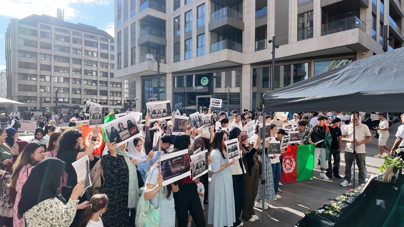 شماری از فعالان در لوکزامبورگ در حمایت از زنان افغان راهپیمایی کردند