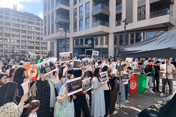 شماری از فعالان در لوکزامبورگ در حمایت از زنان افغان راهپیمایی کردند