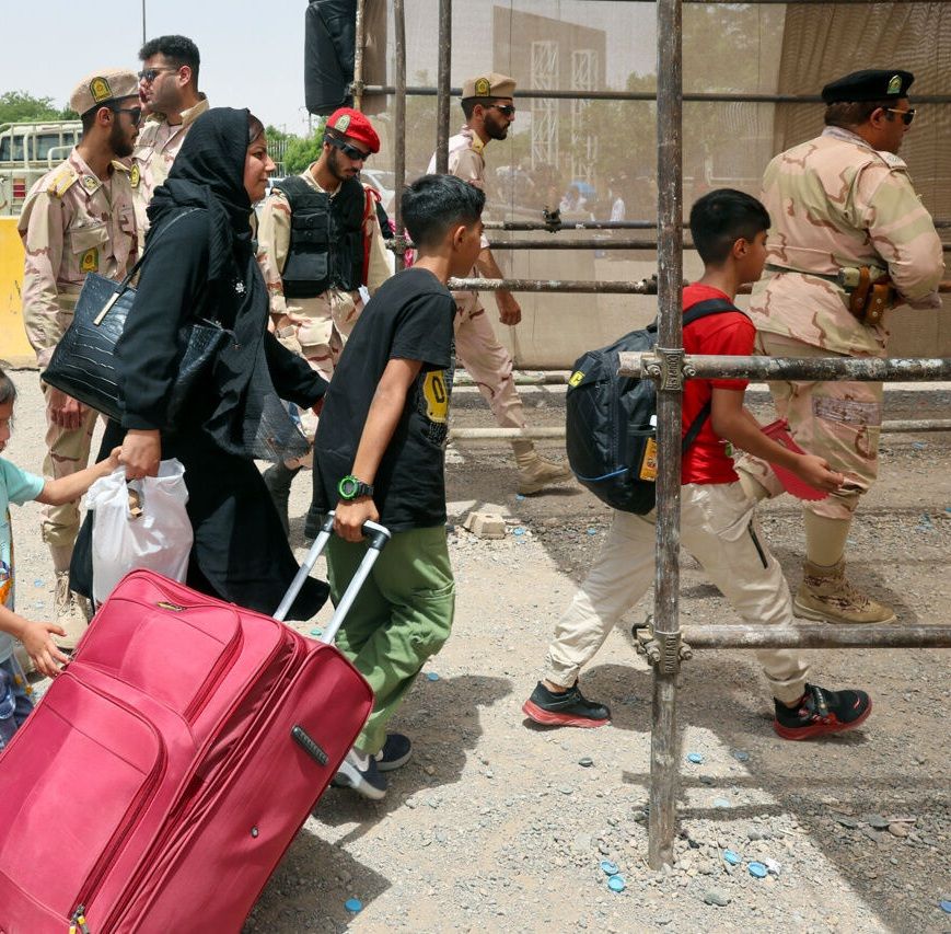 ایران په دوغارون پوله کې د افغانانو ګوتې او سترګې بایومتریک کوي