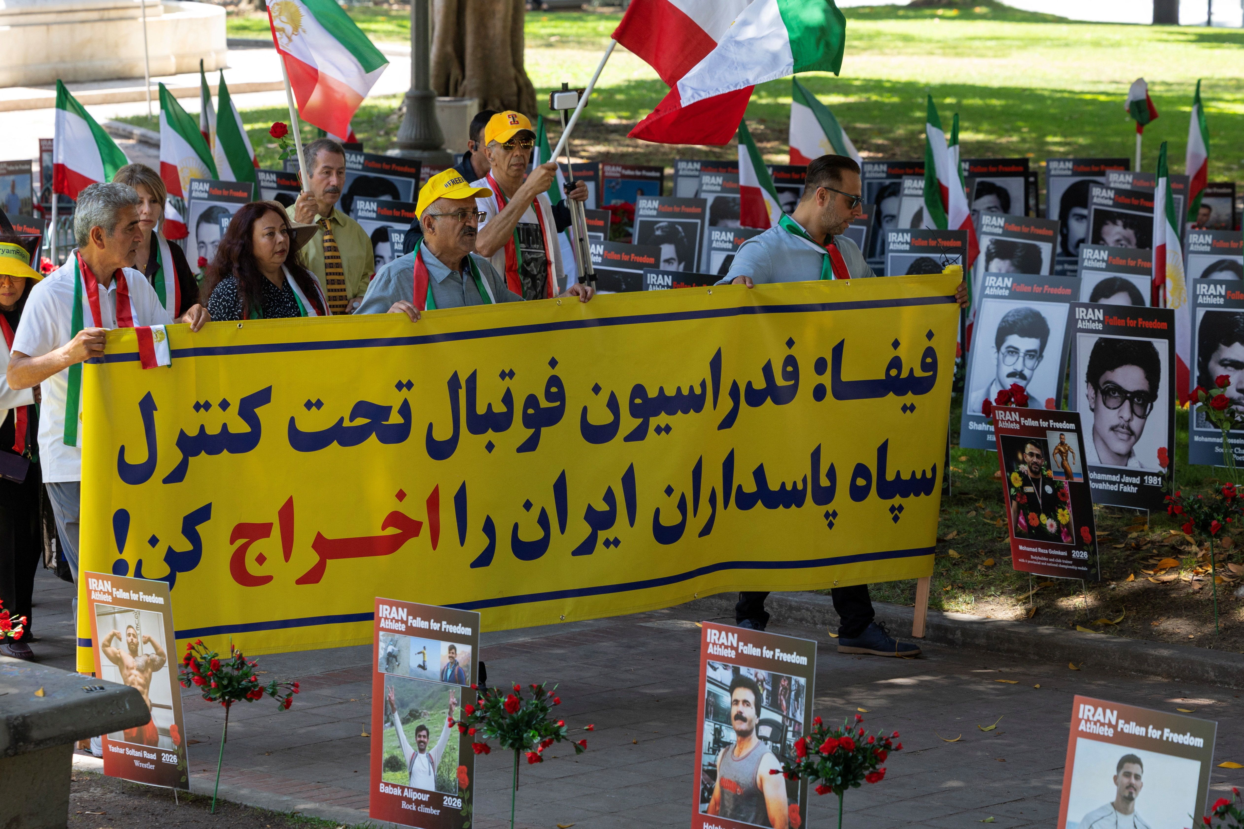 تنش در آستانه جام جهانی؛ اعتراض‌ها علیه حضور ایران در مسابقات شدت گرفت