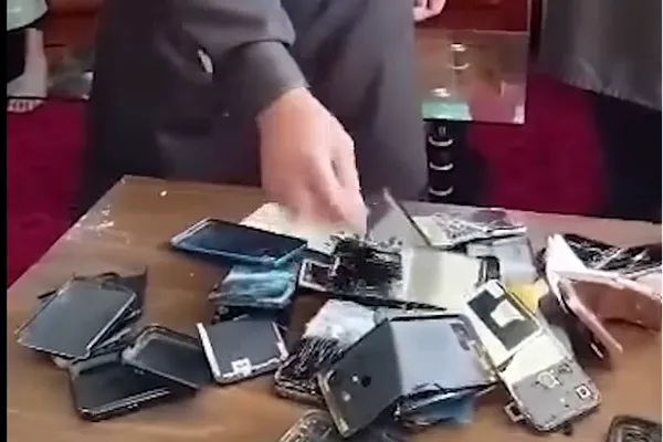 منع تلفن هوشمند؛ نماینده افغانستان در ملل متحد میگوید هیچ حکومتی با سانسور دوام نمیآورد