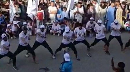 باشنده تخار: «طالبان دانش‌آموزان مکتب‌ را برای مراسم سالگرد بازگشت خود به جاده آورد»