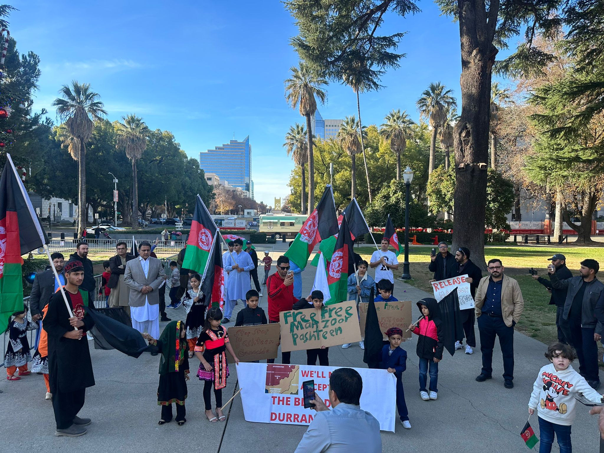 د امریکا په کلیفورنیا ایالت کې یو شمېر لاریونوالو د منظور پښتین د خلاصون غوښتنه وکړه