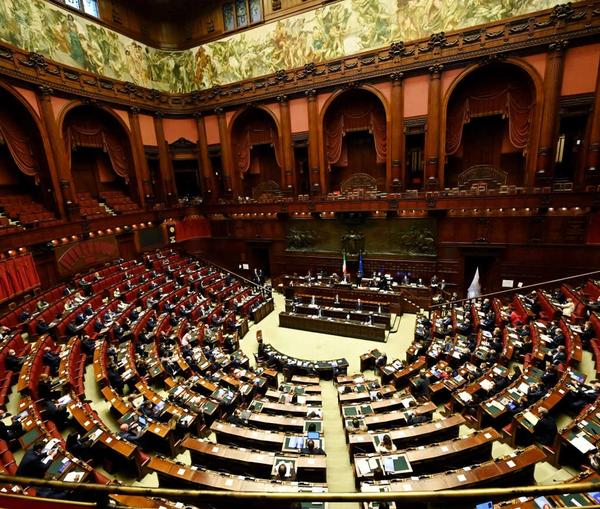 نماینده پارلمان ایتالیا از روی متن نوشته شده به وسیله هوش مصنوعی سخنرانی کرد