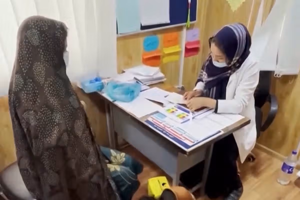 شبکه تحلیلگران افغانستان: محدودیتهای طالبان دسترسی زنان به درمان را دشوار کرده است