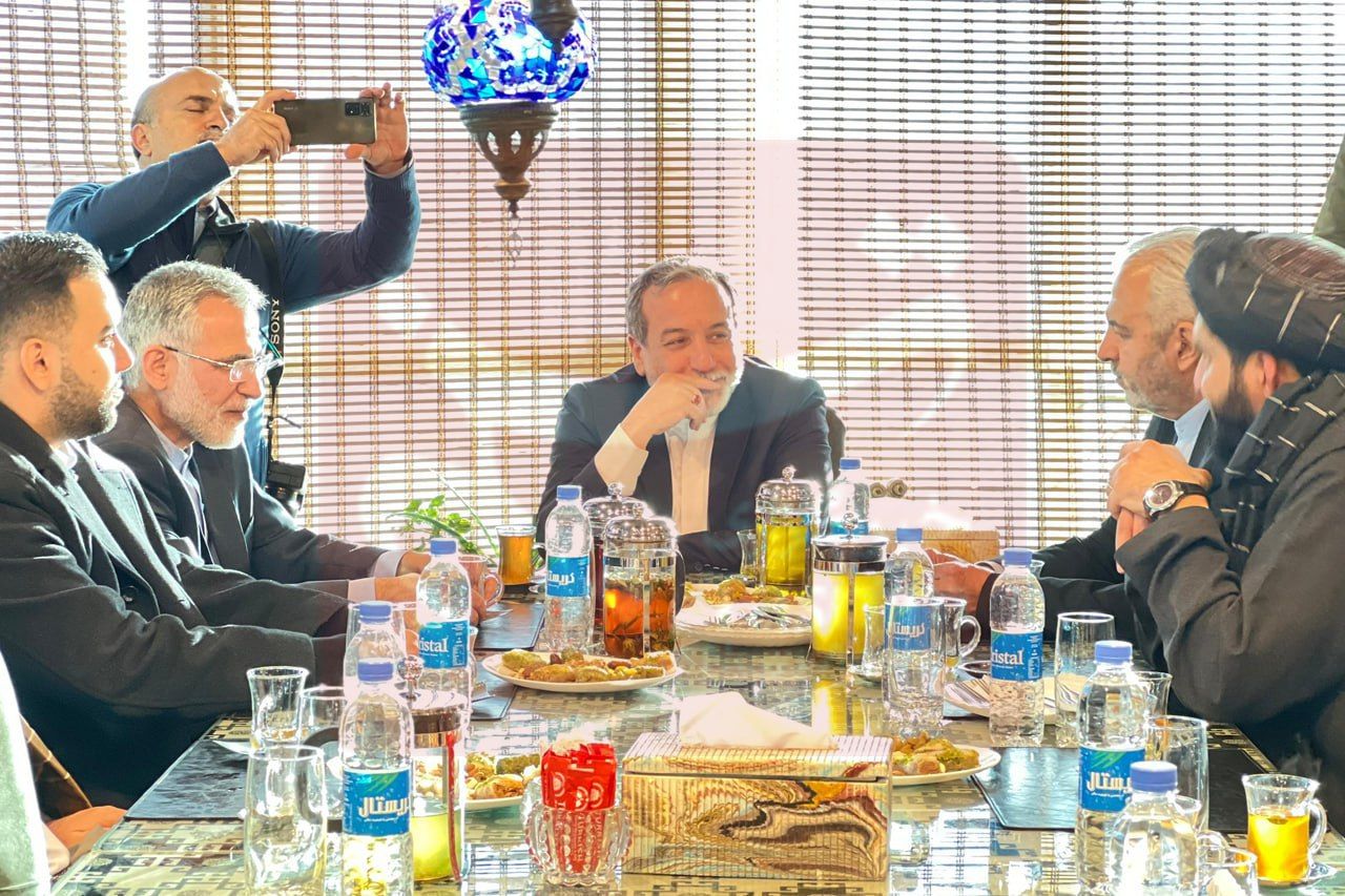 د ایران د بهرنیو چارو وزیر د ډوډۍ خوړلو لپاره د کابل یوه رسټورانټ ته لاړ