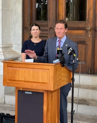 سيناتور أميركي يحث الولايات المتحدة على تسريع نقل 1500 أفغاني متعاون من قطر