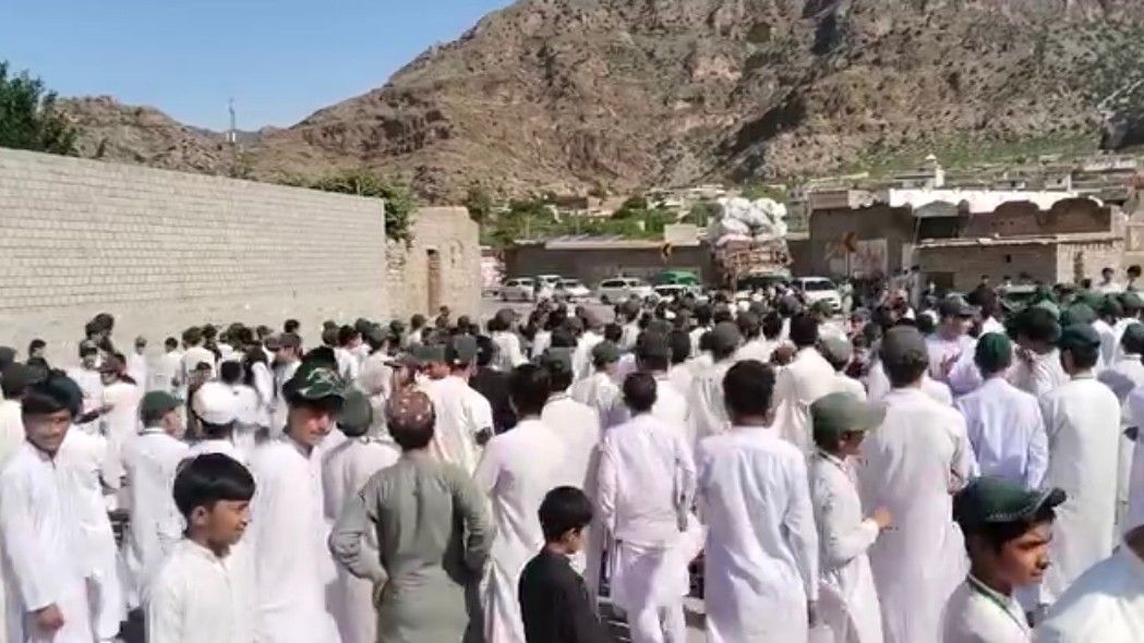 لنډي کوتل کې د زده‌کوونکو لاریون؛ د ستنېدونکو افغان کډوالو پرمخ د تګ لاره وتړل شوه