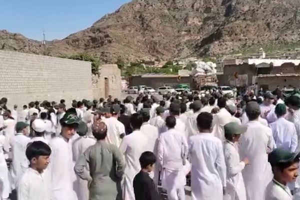 لنډي کوتل کې د زدهکوونکو لاریون؛ د ستنېدونکو افغان کډوالو پرمخ د تګ لاره وتړل شوه