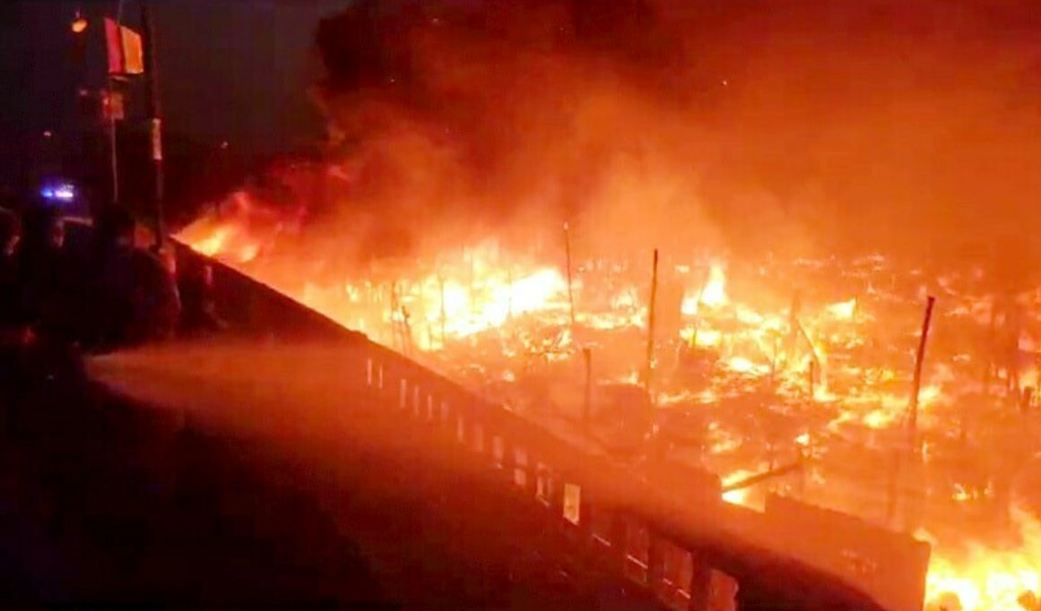 در آتش‌سوزی مهیب در کراچی ده‌ها کلبه فقیرنشین نابود شدند