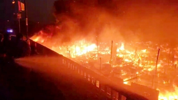 در آتشسوزی مهیب در کراچی دهها کلبه فقیرنشین نابود شدند