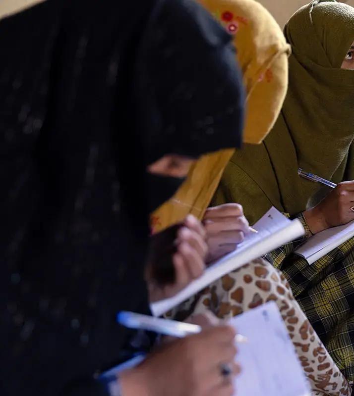 گروهی از دختران با مطالعه مخفیانه کتاب‌ علیه طالبان «مقاومت می‌کنند»