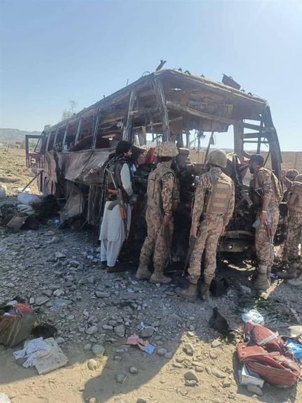 بلوچستان کې د پوځ پر موټریز کاروان ځانمرګي برید کې ۱۱ تنه وژل شوي او ۲۱ نور ټپیان دي