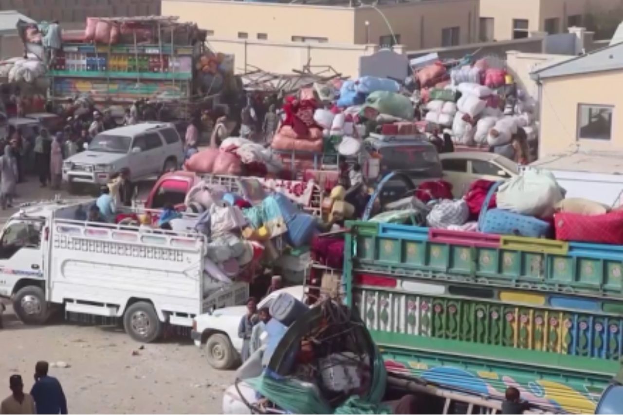 له پاکستانه اېستل شوي افغانان: د ژمي سړه هوا او د سرپناه نه شتون مو د ماشومانو ژوند ګواښي