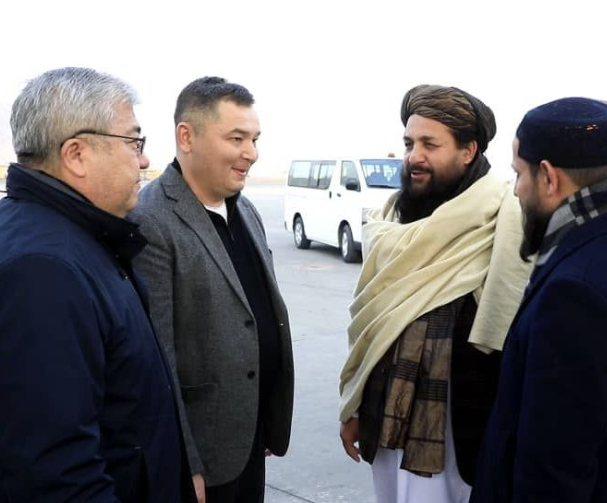 وزير التجارة القيرغيزي يصل إلى كابل على رأس وفد رفيع المستوى