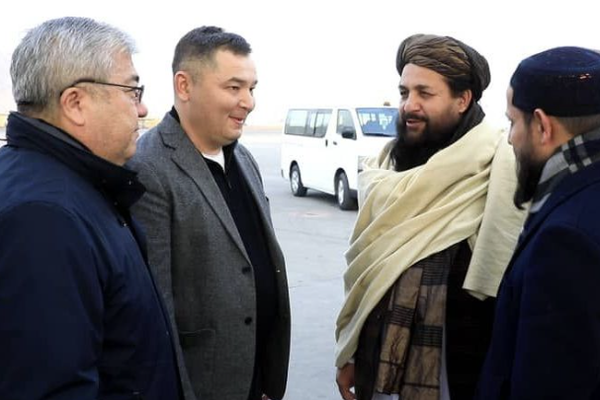 وزير التجارة القيرغيزي يصل إلى كابل على رأس وفد رفيع المستوى
