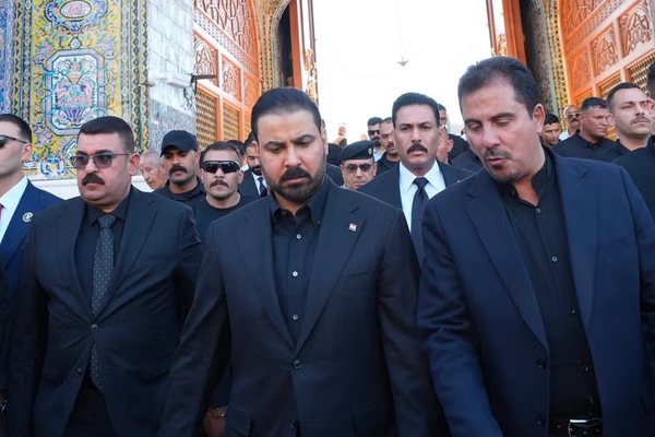 رئيس الوزراء العراقي يشارك في تشييع آية الله محمد إسحاق الفياض