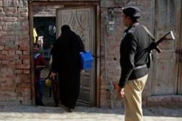 الشرطة الباكستانية: مقتل شخصين في هجوم مسلح استهدف فريق تطعيم شلل الأطفال