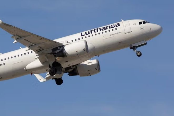 بعد إغلاق المجال الجوي الإيراني.. زيادة رحلات الطيران عبر أجواء أفغانستان