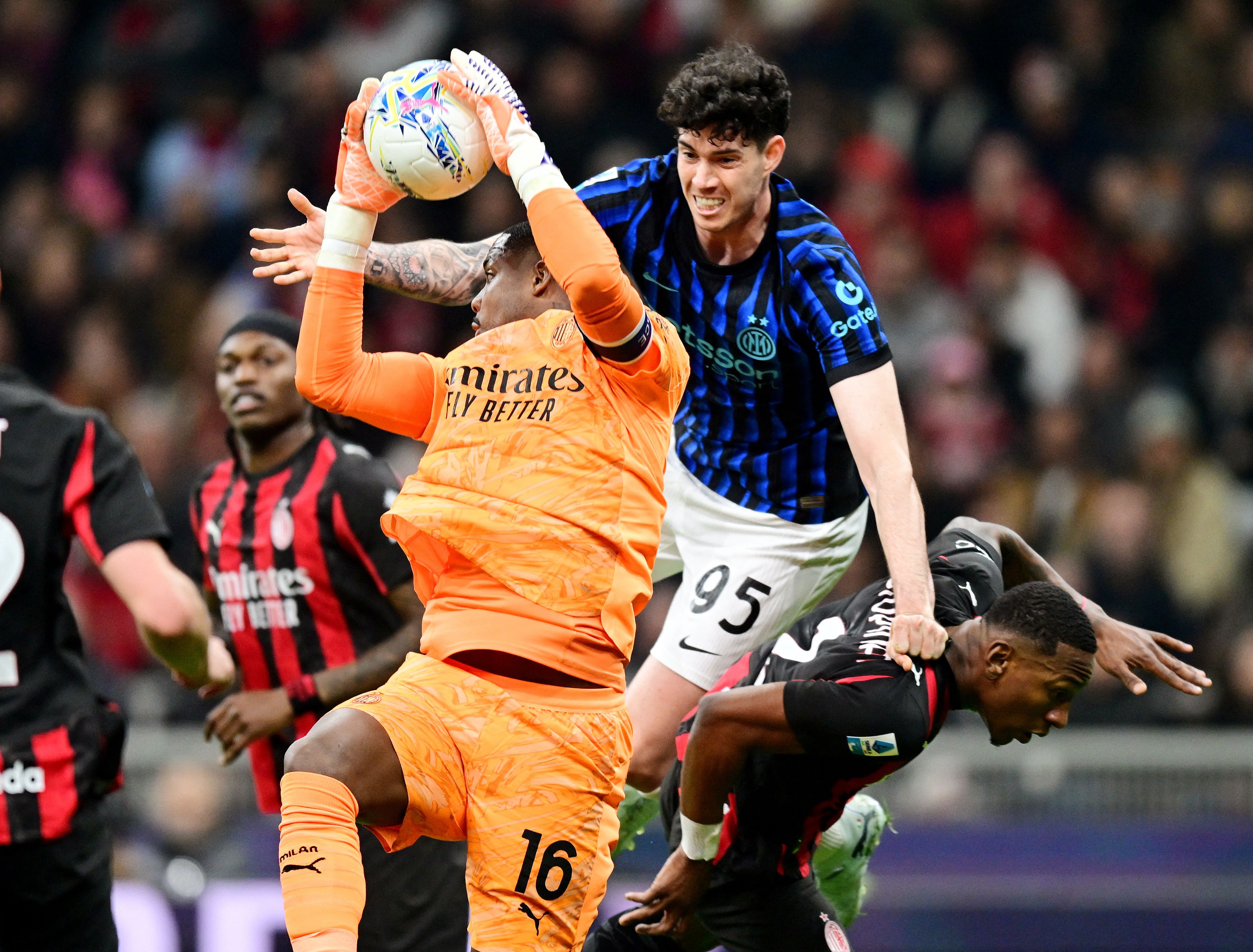آث میلان پس از ۱۵ سال اینتر را رفت‌وبرگشت در دربی دلا مادونینا شکست داد