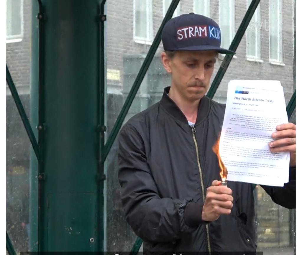 شهروند سویدنی به جای سوزاندن کتاب‌های دینی، اساسنامه ناتو را آتش زد