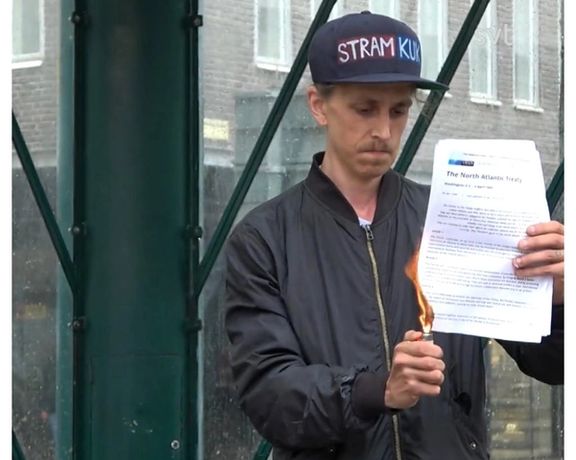 شهروند سویدنی به جای سوزاندن کتابهای دینی، اساسنامه ناتو را آتش زد