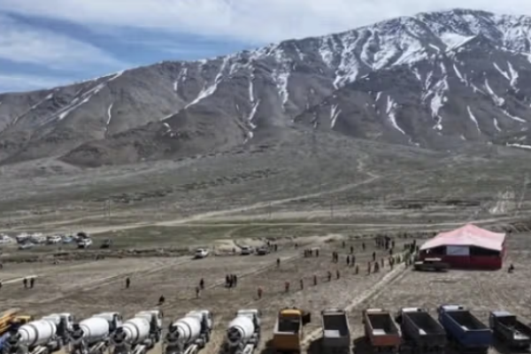 زعيم طالبان يحصر النظر في قضايا الأراضي المغتصبة بمحكمة خاصة