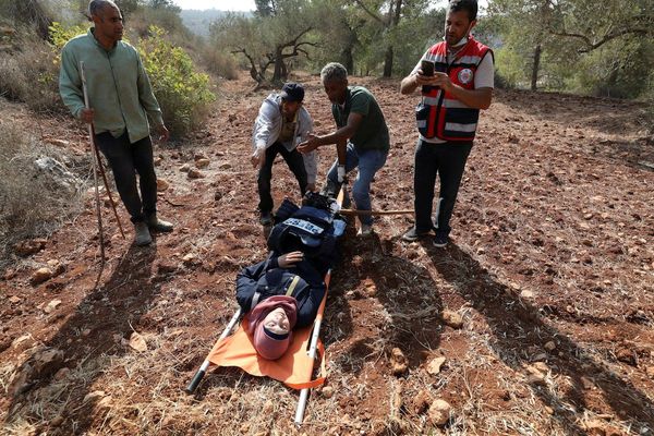 شهرکنشینان اسرائیلی با چوب و سنگ به فلسطینیها و خبرنگاران حمله کردند