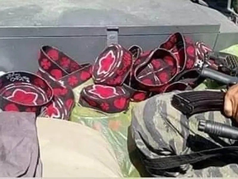 منابع می‌گویند طالبان کلاه سرخ، نماد حمایت از پشتون‌های پاکستان را در خوست ممنوع کرده است 