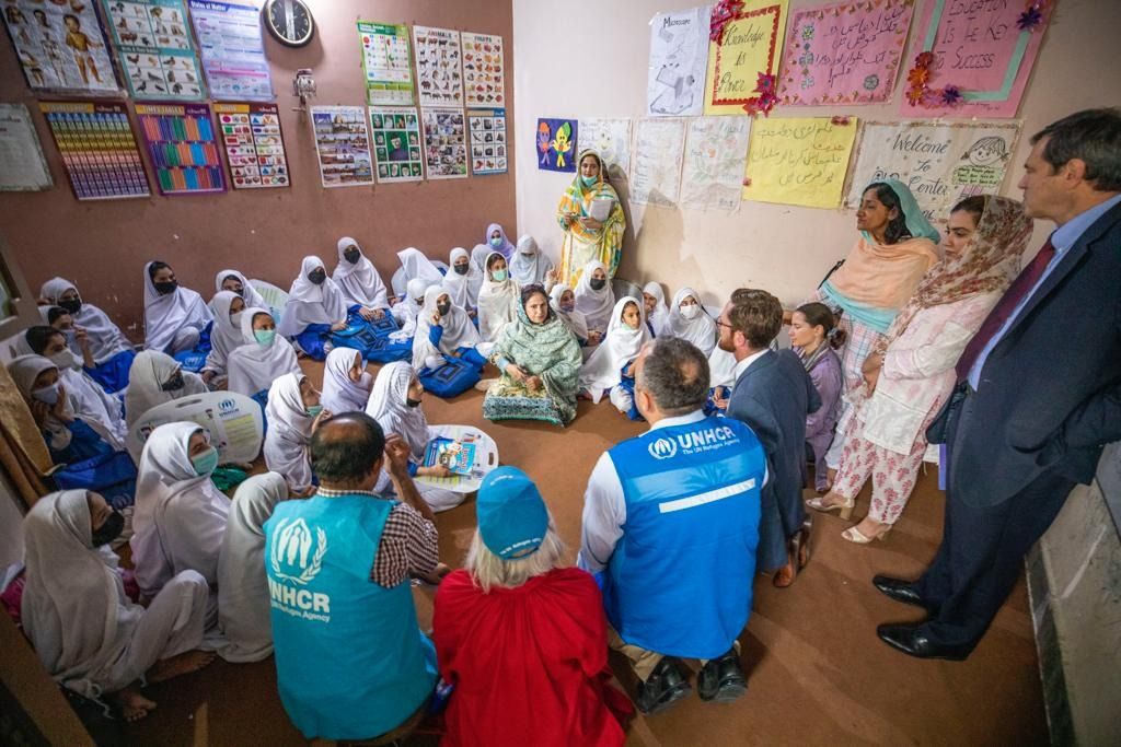 تام وست از «پشتکار و توان» دختران دانش‌آموز  و پناهنده افغان در پاکستان ستایش کرد